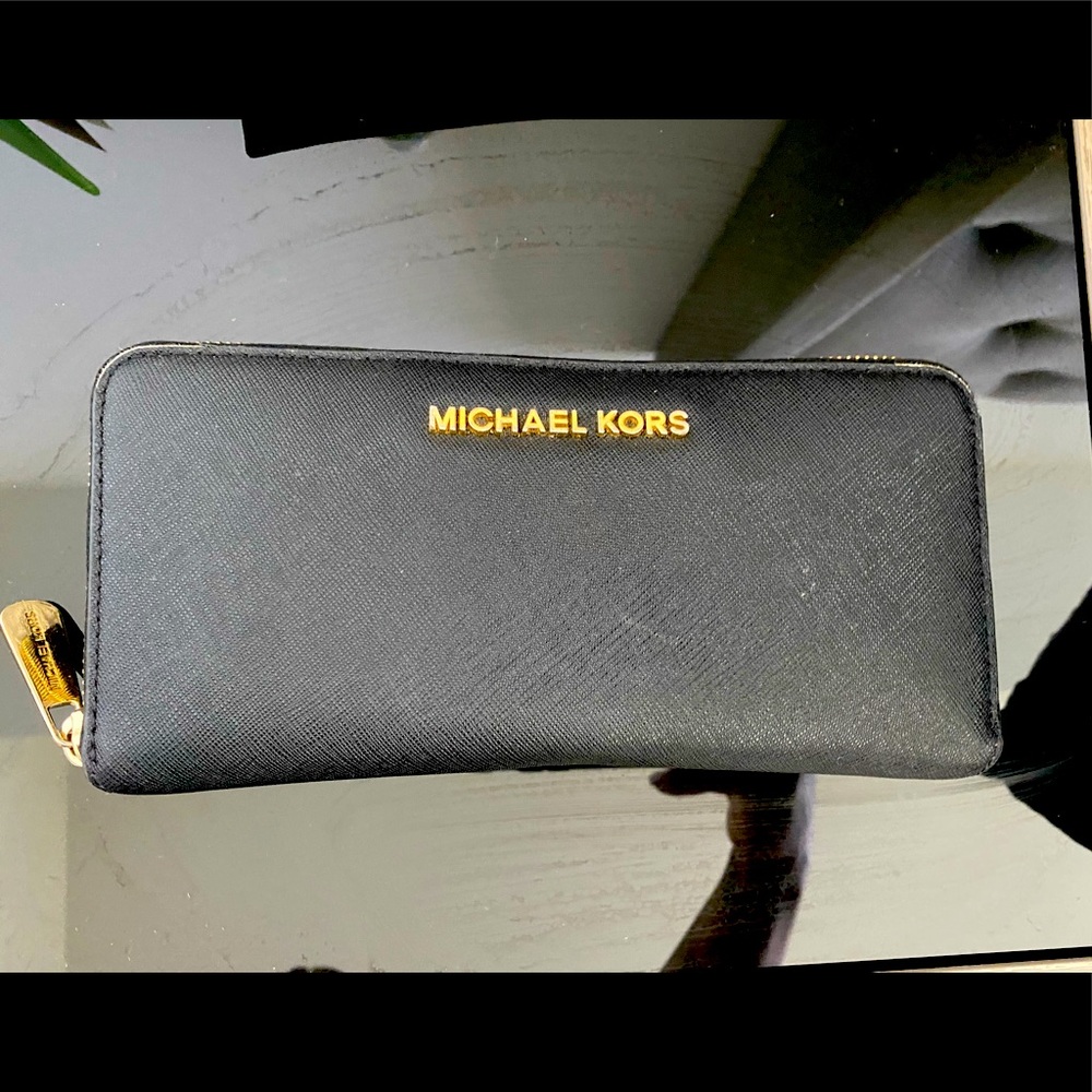 Michael Kors wallet 😍
